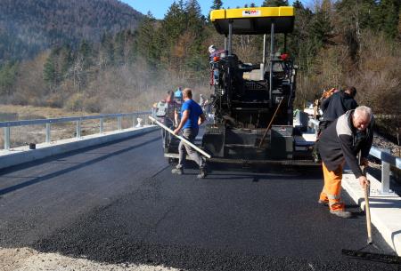 ASFALTIRANJE MOSTU NA OTOK 04 FOTO LJUBO VUKELIČ
